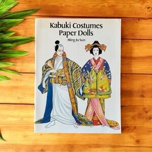 Kabuki Costumes Paper Dolls by Ming-Ju Sun – Dover Publications (1995)